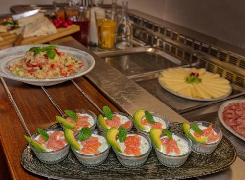 Ein Haufen Essen auf einer Theke in einer Küche in der Unterkunft Villa Rinascimento Depandance in Lucca