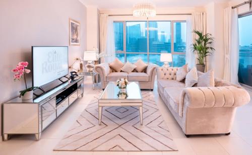 uma sala de estar com um sofá e uma televisão em Elite Royal Apartment - Full Burj Khalifa & Fountain View - 2 bedrooms and 1 open bedroom without partition em Dubai