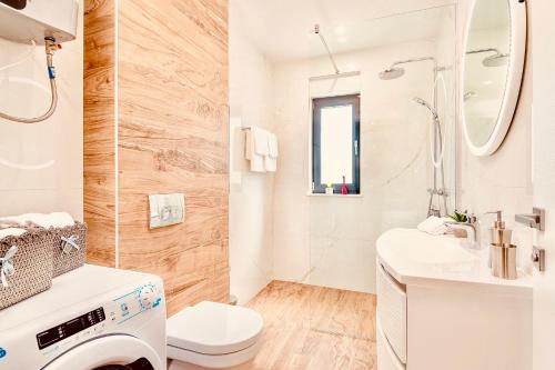uma casa de banho com um WC e um lavatório em Stella Apartment em Cavtat