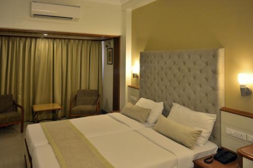 Postel nebo postele na pokoji v ubytování Hotel Shree Panchratna Pune
