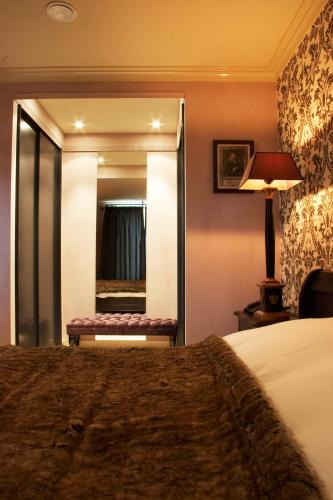 a hotel room with a bed and a mirror at Suitehotel Posthoorn in Monnickendam