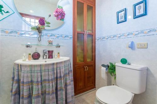 Ένα μπάνιο στο Casa Pilar con piscina