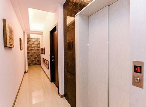a hallway of a building with a hallwayngthngthngthngthngthngthngthngth at Travel Mind in Hualien City