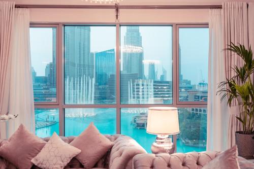 uma sala de estar com um sofá e uma grande janela em Elite Royal Apartment - Full Burj Khalifa & Fountain View - 2 bedrooms and 1 open bedroom without partition em Dubai