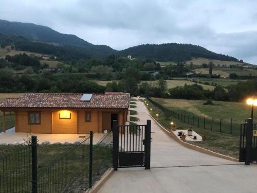 Nespecifikovaný výhled na hory nebo výhled na hory při pohledu z prázdninového domu