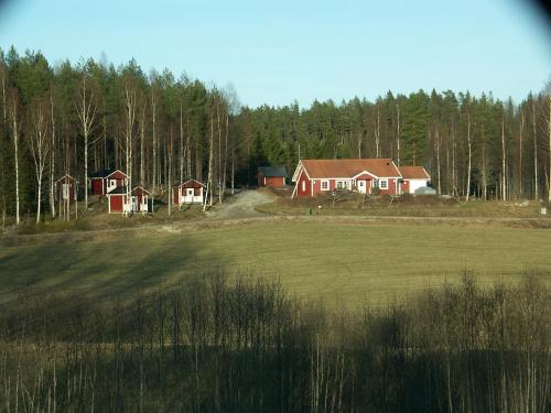 Ramsberg的住宿－Grindhammaren B&B，田间中方的一群房子