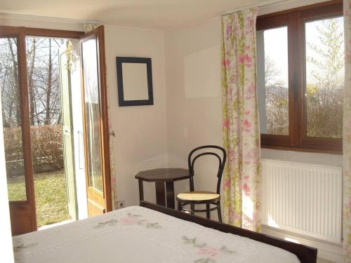 - une chambre avec un lit, une table et deux chaises dans l'établissement Appartement dans villa accès privé au lac, à Veyrier-du-Lac