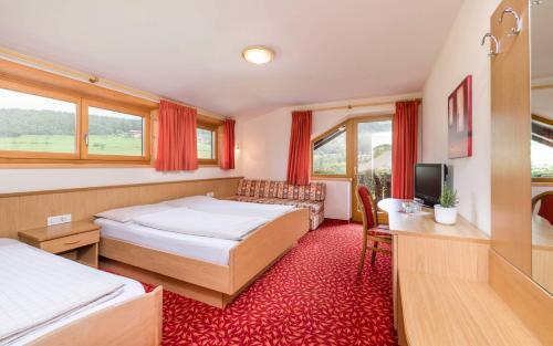 羅登格的住宿－Hotel Untergopprathof，酒店客房设有两张床和电视。