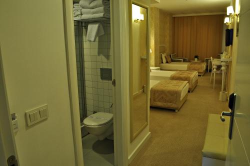 Ett badrum på Hotel Edirne Palace