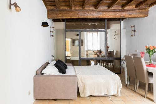 1 dormitorio con 1 cama y comedor en A World Aparts - 13 T.Argentina en Roma