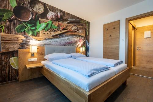 - une chambre avec un lit et un mur avec des casseroles et des poêles dans l'établissement Genussgasthof Willenshofer, à Sankt Kathrein am Hauenstein