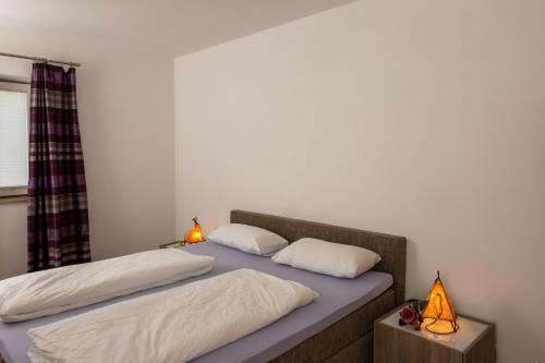 Llit o llits en una habitació de Ferienwohnung im Paradiesgarten