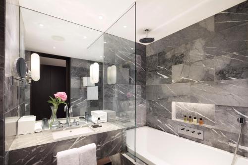 Bilik mandi di South Place Hotel