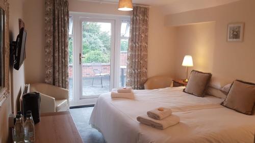 Un pat sau paturi într-o cameră la Chequers Inn
