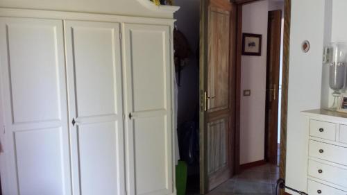 a room with white cabinets and a hallway at Residenze Coda Cavallo in San Teodoro