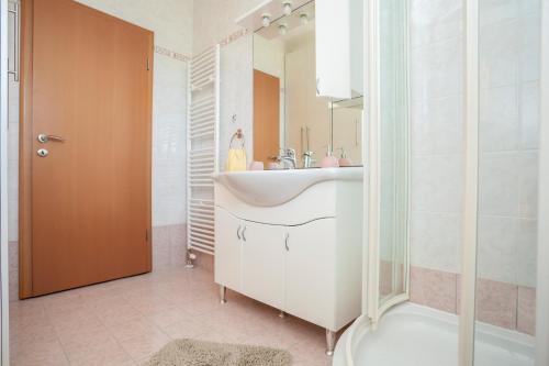 Kylpyhuone majoituspaikassa Holiday apartment IVICA