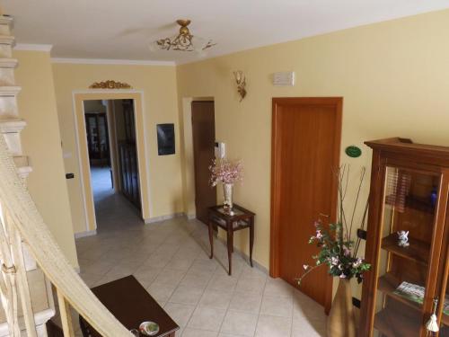 a living room with yellow walls and a stairway at Bed & Breakfast La Villetta in Botricello