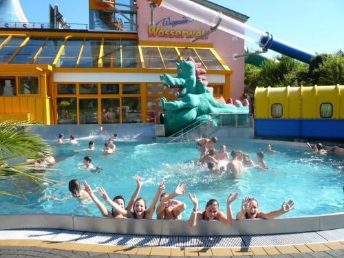 un grupo de personas en una piscina en un parque acuático en Hotel Sonne, en Wagrain