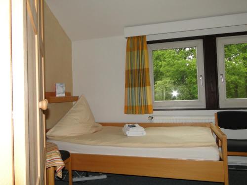 Säng eller sängar i ett rum på Ludwig-Harms-Haus Hermannsburg