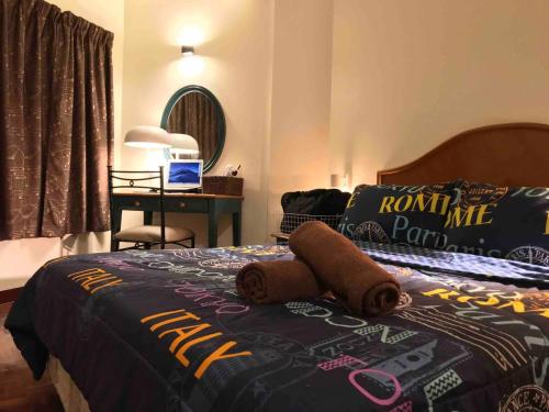 Llit o llits en una habitació de Comfy Beachfront View at Seri Bulan Condominium Teluk Kemang Beach