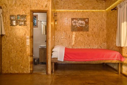 Tempat tidur dalam kamar di River TreeHouse