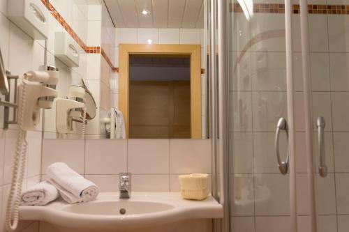 Bathroom sa Hotel Tauernblick