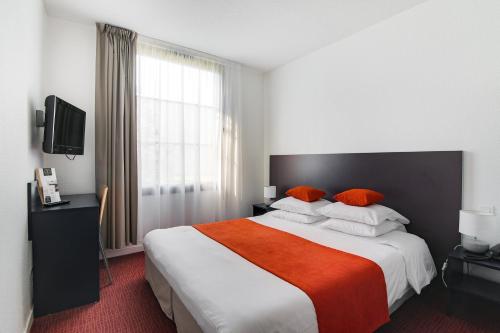 Ένα ή περισσότερα κρεβάτια σε δωμάτιο στο All Suites Le Teich – Bassin d’Arcachon