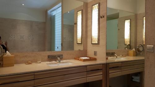 a bathroom with two sinks and a large mirror at Beachview 3BR Villa with private pool in Danang