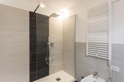 łazienka z prysznicem i umywalką w obiekcie Meravigli 16 - Apt B - Duomo City Center Elegant Apartment w Mediolanie