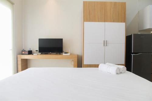 Ένα ή περισσότερα κρεβάτια σε δωμάτιο στο Comfy Studio Room The Oasis Cikarang Apartment By Travelio