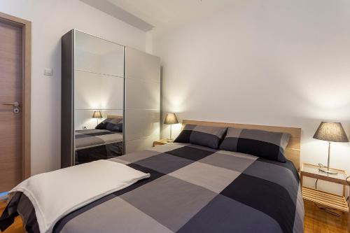 Posteľ alebo postele v izbe v ubytovaní APARTMANI KAROCA 2