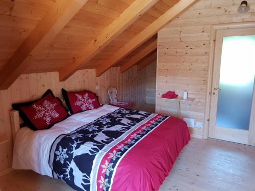 a bedroom with a bed in a wooden cabin at Agriturismo Gacceman in Ugovizza