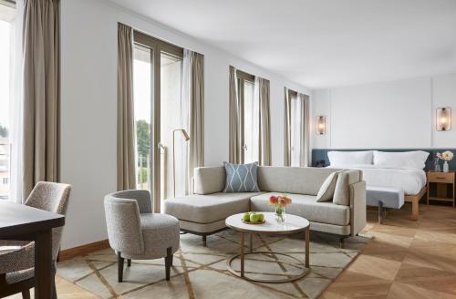 a living room with a couch and a bed at Alex Lake Zürich in Thalwil