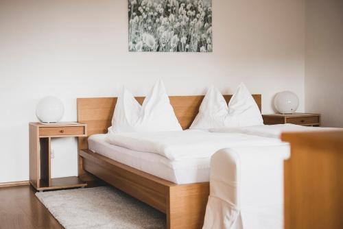 a bedroom with two beds with white pillows at Hohler Appartement Gamlitz in Gamlitz