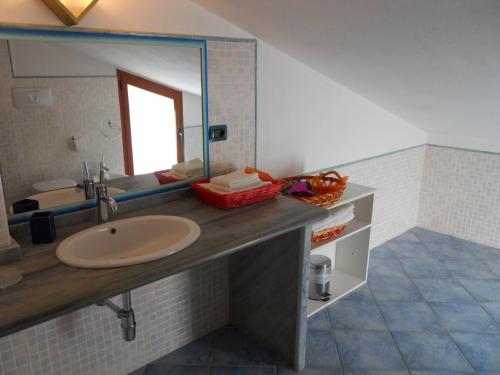 a bathroom with a sink and a mirror at Artistika Golden Apartment in Capitana