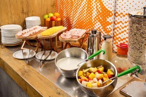 a kitchen with a counter with a bowl of fruit at ibis budget Southampton Centre in Southampton