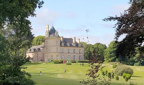 une peinture d'un château sur un parcours de golf dans l'établissement Rose cottage, à Pontrieux