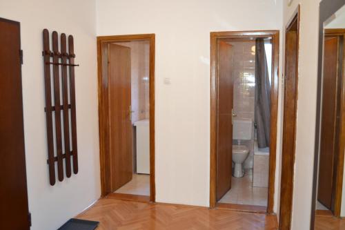 baño con aseo y puerta de cristal en Villa K Apartments, en Belgrado
