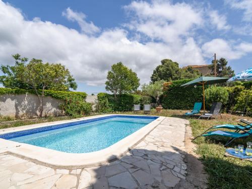 une piscine dans une cour avec des chaises et un parasol dans l'établissement Villa in Beaufort with Pool & Views, à Beaufort