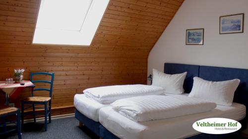 Llit o llits en una habitació de Landgasthaus Veltheimer Hof
