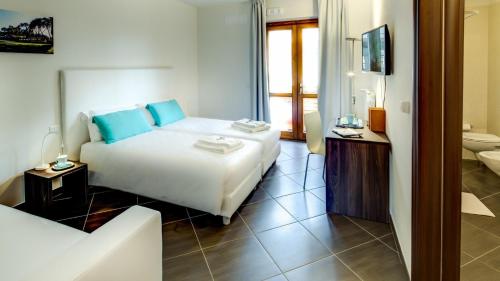 Pokój hotelowy z łóżkiem i łazienką w obiekcie CONDOMINIO I GELSI w Arezzo