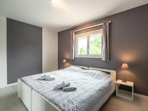 une chambre avec un lit avec deux serviettes dessus dans l'établissement Villa in Occitanie with Private Pool, à Saint-Geniès-de-Fontedit