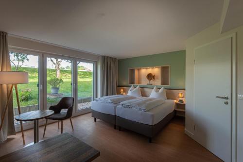 Postel nebo postele na pokoji v ubytování BE BIO Hotel be natural - direkt am Wasser
