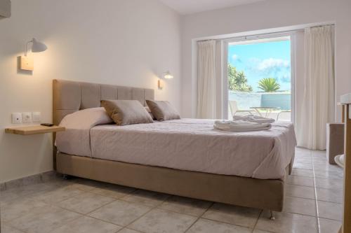 Un pat sau paturi într-o cameră la Pinelopi Hotel