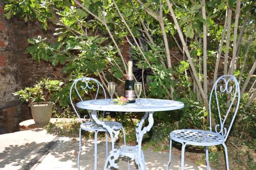 Taman di luar LE MAS DES COLOMBES Chambres d'hôtes B&B & SPA