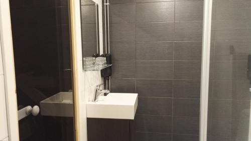 Kylpyhuone majoituspaikassa Revontuli Resort Rooms