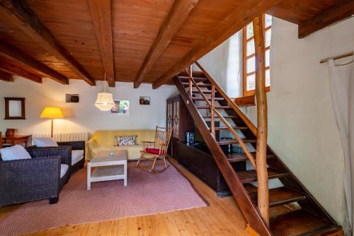Village Family House Ranka في Žminj: غرفة معيشة مع درج خشبي في منزل