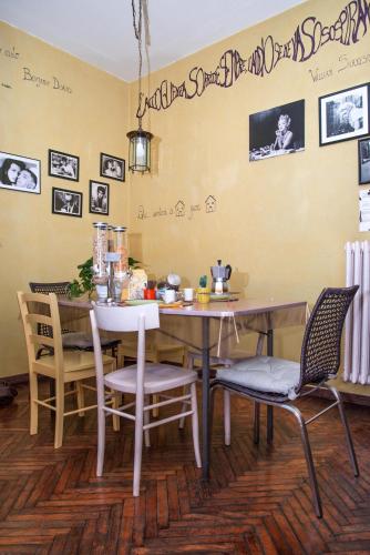 a dining room with a table and chairs at A Casa Fachin Room & Breakfast in Bologna