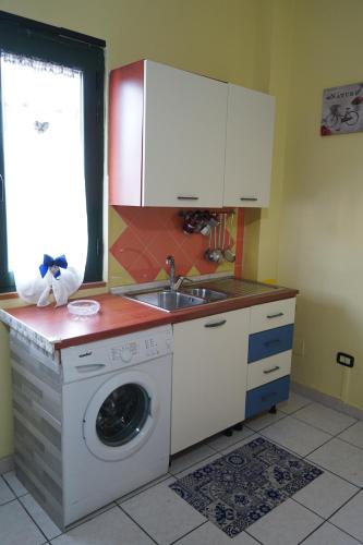 kuchnia z pralką i zlewem w obiekcie A Casa Mia w mieście Giffoni Valle Piana