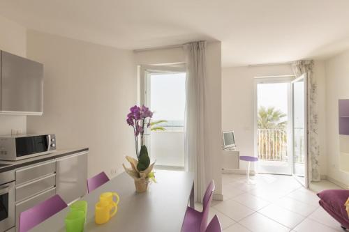 A kitchen or kitchenette at Kimberly House